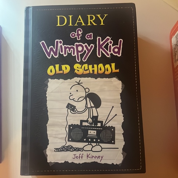 This includes Diary of a Wimpy Kid book 3,4,5,7,8,10,11,13 and the movie diary . - Picture 8 of 11